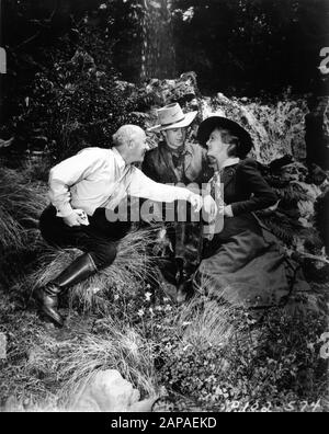 Il regista CECIL B. De MILLE GARY COOPER e MADELEINE CARROLL su set candid durante le riprese della POLIZIA MONTATA A NORD-OVEST 1940 Paramount Pictures Foto Stock