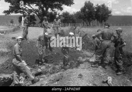 Azione con carri armati vicino Toba e dintorni Descrizione: Chiudere un buco in una diga dal genio Annotazione: [2nd Eskadron Fighters] Data: Marzo 1949 luogo: Indonesia, Indie orientali olandesi, Sumatra Foto Stock