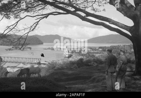 Arrivo Big Bear in Sabang e Belawan Descrizione: Arrivo della nave truppa Groote Beer nel porto di Belawan con un grande distacco di truppe di riscatto dai Paesi Bassi. Panoramica Del Porto Data: 5 Maggio 1949 Luogo: Indonesia, Indie Orientali Olandesi Foto Stock