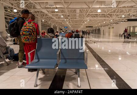 Addis Abeba, Etiopia. Dicembre 2019. All'interno del terminal di departtue all'aeroporto internazionale di Bole, Addis Abeba, Etiopia. Foto Stock