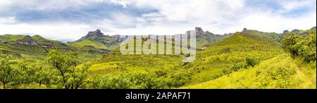 Panorama dell'Anfiteatro e sentiero escursionistico per Il Casco Del Poliziotto, montagne Drakensberg, Parco Nazionale reale Natal, Sud Africa Foto Stock