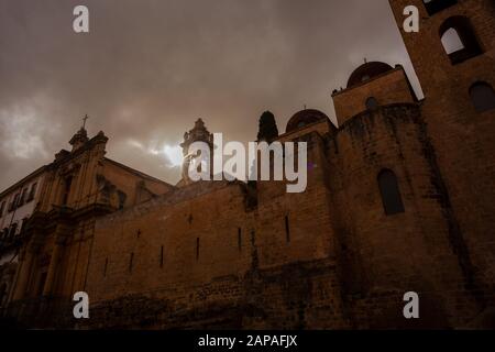 Veduta della Chiesa di San Giovanni degli Eremiti in italiano chiamata San Giovanni degli Eremiti, a Palermo Foto Stock