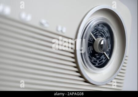 manopola di regolazione sulla radio vintage bush Foto Stock