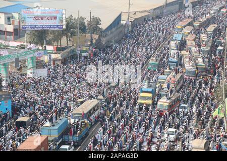 Bishwa ijtama10Jan.,2020 Dhaka BangladaThousand di devoti offrono Jum'a preghiere il primo giorno dell'Ijtema sulle rive del fiume Turag, in Foto Stock