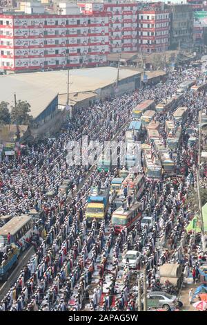 Bishwa ijtama10Jan.,2020 Dhaka BangladaThousand di devoti offrono Jum'a preghiere il primo giorno dell'Ijtema sulle rive del fiume Turag, in Foto Stock