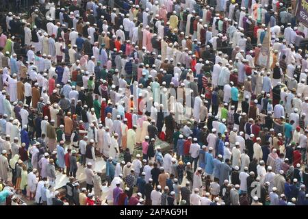 Bishwa ijtama10Jan.,2020 Dhaka BangladaThousand di devoti offrono Jum'a preghiere il primo giorno dell'Ijtema sulle rive del fiume Turag, in Foto Stock