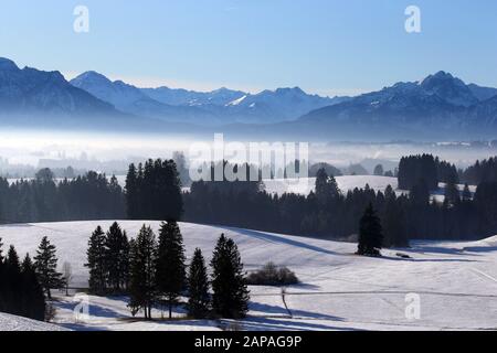 Bernbeuren, Germania. 22nd Gen 2020. La malvenza foreland alpina si trova in una foschia leggera. Credito: Karl-Josef Hildenbrand/Dpa/Alamy Live News Foto Stock