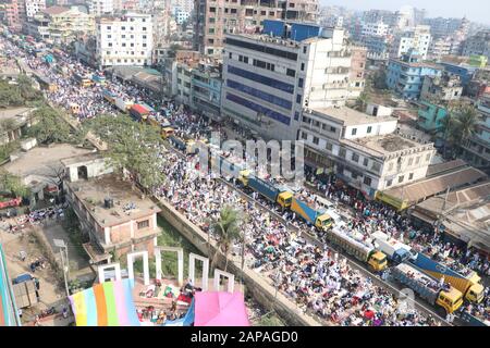 Bishwa jtema10Jan.,2020 Dhaka BangladaThousand di devoti offrono Jum'a preghiere il primo giorno dell'Ijtema sulle rive del fiume Turag, in Foto Stock