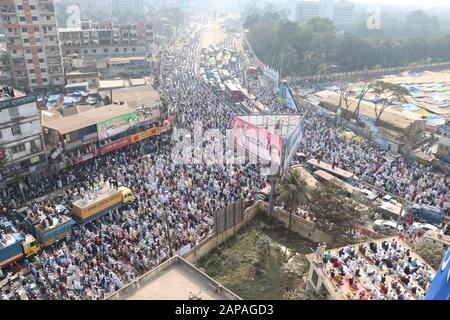 Bishwa jtema10Jan.,2020 Dhaka BangladaThousand di devoti offrono Jum'a preghiere il primo giorno dell'Ijtema sulle rive del fiume Turag, in Foto Stock