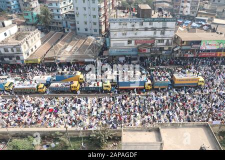 Bishwa jtema10Jan.,2020 Dhaka BangladaThousand di devoti offrono Jum'a preghiere il primo giorno dell'Ijtema sulle rive del fiume Turag, in Foto Stock