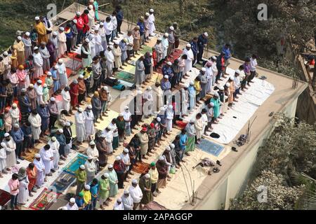 Bishwa istama10Jan.,2020 Dhaka BangladaThousand di devoti offrono Jum'a preghiere il primo giorno dell'Ijtema sulle rive del fiume Turag, in Foto Stock