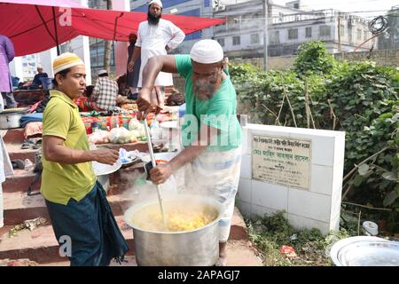 Dhaka, Bangladesh. 13th Jan, 2023. I devoti musulmani si riuniscono a Bishwa Istema, all'esterno di Tongi di Dhaka, 10jan, 2020, che è considerato il secondo più grande Foto Stock