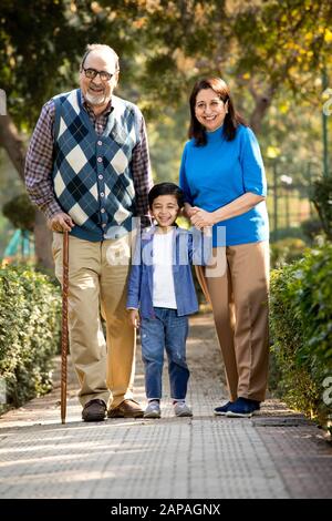 I nonni felici trascorrono il tempo libero con il nipote piccolo Foto Stock