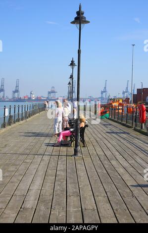 Mezzo penny dal molo del porto di Harwich sulla costa di Essex Foto Stock