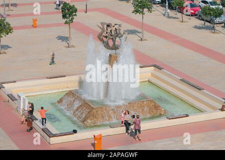 Larnaca, Cipro - 27 ottobre 2019: Fontana in piazza Foto Stock