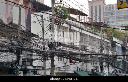 Linee elettriche caotiche a Bangkok, Tailandia Foto Stock