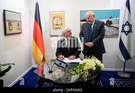 Gerusalemme, Israele. 22nd Gen 2020. Il Presidente federale Frank-Walter Steinmeier firmerà il libro degli ospiti presso la residenza ufficiale del Presidente israeliano alla presenza di Reuven Rivlin, Presidente d'Israele. Il Presidente federale Steinmeier e sua moglie saranno in Israele per due giorni in occasione di un evento commemorativo che commemora la liberazione del campo di concentramento di Auschwitz 75 anni fa. Credito: Bernd Von Jutrczenka/Dpa/Alamy Live News Foto Stock