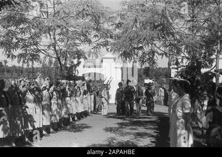 Descrizione della Ferrovia Generale di sepoltura: Ferrovia Generale di sepoltura [on Honorary Field Menteng Pero] [la processione arriva al Campo D'Onore sotto la direzione del Generale Engeli] Data: 28 Maggio 1949 luogo: Batavia, Indonesia, Jakarta, Indie Orientali Olandesi Foto Stock