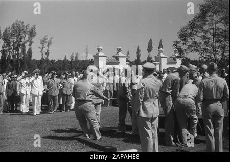 Interramento Generale Rail Descrizione: Ferrovia Generale Sepoltura [On Honorary Field Menteng Pero] Data: 28 Maggio 1949 Luogo: Batavia, Indonesia, Jakarta, Indie Orientali Olandesi Foto Stock