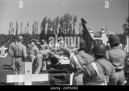 Interramento Generale Rail Descrizione: Ferrovia Generale Sepoltura [On Honorary Field Menteng Pero] Data: 28 Maggio 1949 Luogo: Batavia, Indonesia, Jakarta, Indie Orientali Olandesi Foto Stock