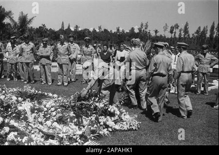 Interramento Generale Rail Descrizione: Ferrovia Generale Sepoltura [On Honorary Field Menteng Pero] Data: 28 Maggio 1949 Luogo: Batavia, Indonesia, Jakarta, Indie Orientali Olandesi Foto Stock