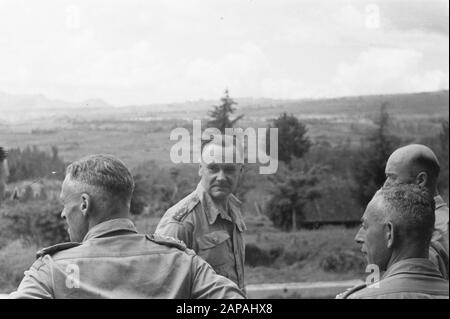 Visita di ispezione generale H.J. Ricci attraverso l'Indonesia Descrizione: [1st Gruppo Brigata di fanteria a Buitenzorg] [General Kruls in compagnia di ufficiali. Visto sul retro un colonnello der Marechaussee?] Data: 3 Maggio 1947 Località: Indonesia, Indie Orientali Olandesi Foto Stock