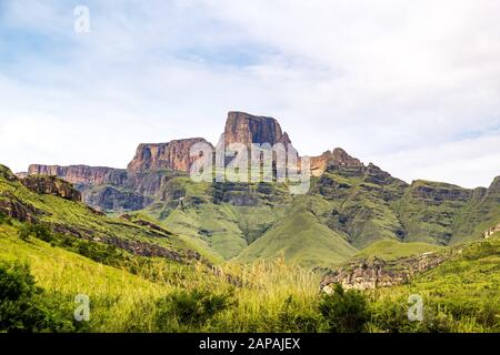 Vista sul monte Sentinel, sulle montagne Drakensberg, sul Royal Natal National Park, Sudafrica Foto Stock