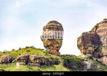 Vista sul Casco Di Polizia di formazione rocciosa, le montagne Drakensberg, il Parco Nazionale reale Natal, Sud Africa Foto Stock
