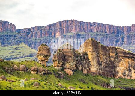 Vista sul Casco Di Polizia di formazione rocciosa e le ripide pareti rocciose dell'Anfiteatro, le montagne Drakensberg, il Parco Nazionale reale Natal, Sud A. Foto Stock