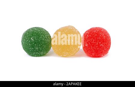 Marmellata colorata isolata su sfondo bianco. Deliziose palle di jujbe. Foto Stock