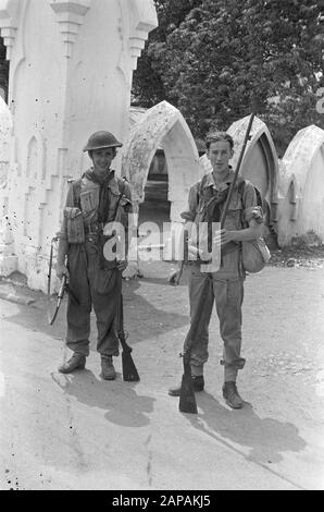 L'occupazione di solo, anticipo della V brigade Descrizione: L'esercito olandese Luining da Groningen e Jansen Da Borne con alcuni fucili sequestrati di vecchio modello a solo Data: 21 dicembre 1948 Ubicazione: Indonesia, Indie orientali olandesi Foto Stock