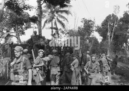 Advance to Blitar Descrizione: Occupazione di Blitar: Dopo Kepadjen e Wlingi, le truppe olandesi si trasferirono a Blitar. Truppe uscire dai camion Annotazione: Destra urinati un soldato in piedi da una ferrovia Data: 22 dicembre 1948 luogo: Indonesia, Java, Indie orientali olandesi Foto Stock