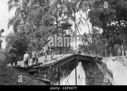 Advance to Blitar Descrizione: Occupazione di Blitar: Dopo Kepadjen e Wlingi, le truppe olandesi si trasferirono a Blitar. Militare che cammina su un ponte danneggiato ma riparato provvisoriamente Data: 22 dicembre 1948 luogo: Indonesia, Indie orientali olandesi Foto Stock