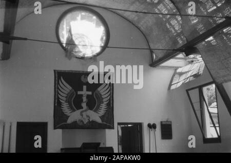 Advance to Blitar Descrizione: Occupazione di Blitar: Dopo Kepadjen e Wlingi, le truppe olandesi si trasferirono a Blitar. Interno di una chiesa danneggiata Data: 22 dicembre 1948 luogo: Indonesia, Java, Indie Orientali Olandesi Foto Stock