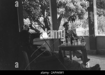 Advance to Blitar Descrizione: Occupazione di Blitar: Dopo Kepadjen e Wlingi, le truppe olandesi si trasferirono a Blitar. Soldati olandesi Godetevi una bevanda fresca su un portico Annotazione: Negativo attraversato Data: 22 dicembre 1948 Ubicazione: Indonesia, Indie orientali olandesi Foto Stock