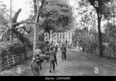 Advance to Blitar Descrizione: Occupazione di Blitar: Dopo Kepadjen e Wlingi, le truppe olandesi si trasferirono a Blitar. Data: 22 Dicembre 1948 Luogo: Indonesia, Java, Indie Orientali Olandesi Foto Stock