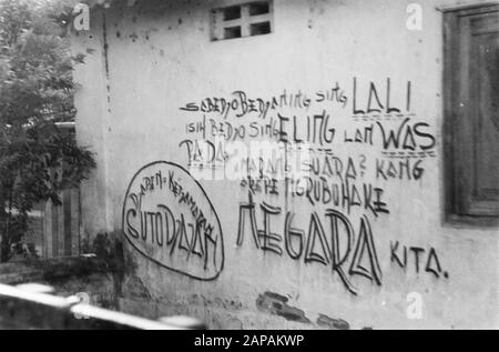 Advance to Blitar Descrizione: Occupazione di Blitar: Dopo Kepadjen e Wlingi, le truppe olandesi si trasferirono a Blitar. Graffiti On A Wall Data: 22 Dicembre 1948 Luogo: Indonesia, Java, Indie Orientali Olandesi Foto Stock