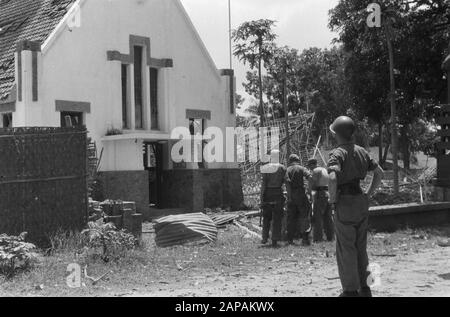 Advance to Blitar Descrizione: Occupazione di Blitar: Dopo Kepadjen e Wlingi, le truppe olandesi si trasferirono a Blitar. Un edificio distrutto della chiesa Data: 22 dicembre 1948 luogo: Indonesia, Java, Indie Orientali Olandesi Foto Stock