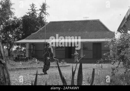 Advance to Blitar Descrizione: Occupazione di Blitar: Dopo Kepadjen e Wlingi, le truppe olandesi si trasferirono a Blitar. Qui la sede del TNI sarà esaminata Data: 22 dicembre 1948 Località: Indonesia, Java, Indie Orientali Olandesi Foto Stock