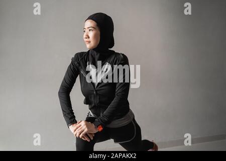 Giovani donne musulmane indossano abbigliamento sportivo hijab facendo stretching Foto Stock