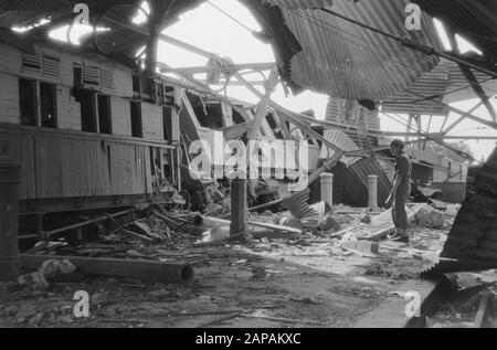 Advance to Blitar Descrizione: Occupazione di Blitar: Dopo Kepadjen e Wlingi, le truppe olandesi si trasferirono a Blitar. Stazione distrutta complesso e attrezzature ferroviarie Data: 22 dicembre 1948 Località: Indonesia, Java, Indie Orientali Olandesi Foto Stock