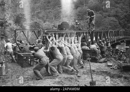 Ponte sul Lau Renoem, 8th Campo Genie Descrizione: All'arrivo a Sidikalang (Sumatra) le truppe olandesi si trovavano di fronte ad un ponte distrutto dalle forze repubblicane. Una Compagnia Genie è stata incaricata di costruire un ponte di 65 metri di lunghezza sopra un burrone di circa 45 metri di profondità. Questo è il lavoro più grande fatto finora dal Genie sulla costa orientale. In piedi sul nuovo ponte 1st luogotenente J.W.H. Koeter, il leader dell'edificio Data: 30 dicembre 1948 Località: Indonesia, Indie Orientali Olandesi Foto Stock