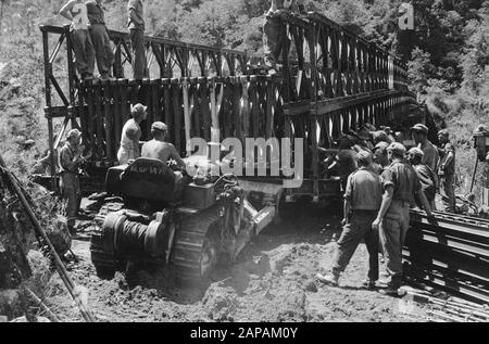 Ponte sul Lau Renoem, 8th Campo Genie Descrizione: All'arrivo a Sidikalang (Sumatra) le truppe olandesi si trovavano di fronte ad un ponte distrutto dalle forze repubblicane. Una Compagnia Genie è stata incaricata di costruire un ponte di 65 metri di lunghezza sopra un burrone di circa 45 metri di profondità. Questo è il lavoro più grande fatto finora dal Genie sulla costa orientale. Data: 30 Dicembre 1948 Luogo: Indonesia, Indie Orientali Olandesi, Sidikalang, Sumatra Foto Stock