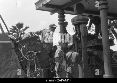 Ponte Sul Renoem Lau, 8th Campo Genie Descrizione: Pompa Benzina Data: 30 Dicembre 1948 Località: Indonesia, Indie Orientali Olandesi Foto Stock