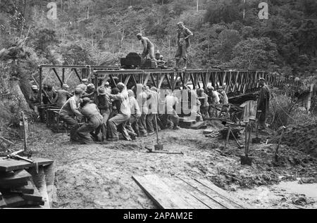 Ponte sul Lau Renoem, 8th Campo Genie Descrizione: All'arrivo a Sidikalang (Sumatra) le truppe olandesi si trovavano di fronte ad un ponte distrutto dalle forze repubblicane. Una Compagnia Genie è stata incaricata di costruire un ponte di 65 metri di lunghezza sopra un burrone di circa 45 metri di profondità. Questo è il lavoro più grande fatto finora dal Genie sulla costa orientale. In piedi sul nuovo ponte 1st luogotenente J.W.H. Koeter, il leader dell'edificio Data: 30 dicembre 1948 Località: Indonesia, Indie Orientali Olandesi, Sidikalang, Sumatra Foto Stock