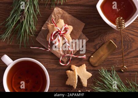 Biscotti di pan di zenzero e tè caldo con limone e miele Foto Stock