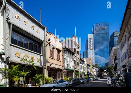 Blocchi di interessanti case clan cinesi rimangono a Ann Siang Hill con architettura modernizzata sullo sfondo. Foto Stock