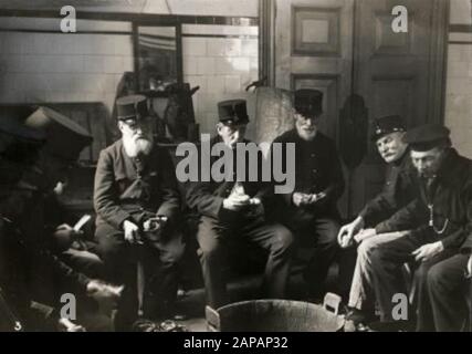 Residenti della Casa reale per i soldati KNIL Bronbeek a Arnhem pelare le patate in uniforme. Olanda, 1912. Foto Stock
