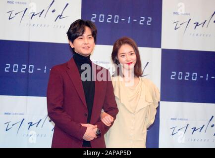 LIM Ju-Hwan e Lee Yeon-Hee, 22 gennaio 2020 : l'attore sudcoreano Lim Ju-Hwan (L) e l'attrice Lee Yeon-Hee partecipano a una conferenza stampa per il nuovo dramma MBC 'The Game: Yountowards Zero' alla Munhwa Broadcasting Corporation (MBC) di Seoul, Corea del Sud. (Foto di Lee Jae-Won/AFLO) (COREA DEL SUD) Foto Stock