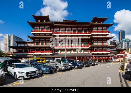 Il design architettonico del Tempio reliquico del dente del Buddha e l'area del parcheggio auto a Chinatown, Singapore. Foto Stock